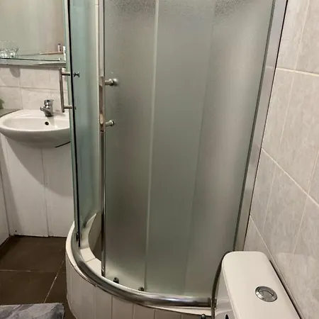 Airport Golubovci 2 Bed and Breakfast *